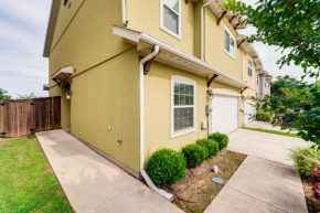 Pet-Friendly Irving Townhome with Patio and Grill!